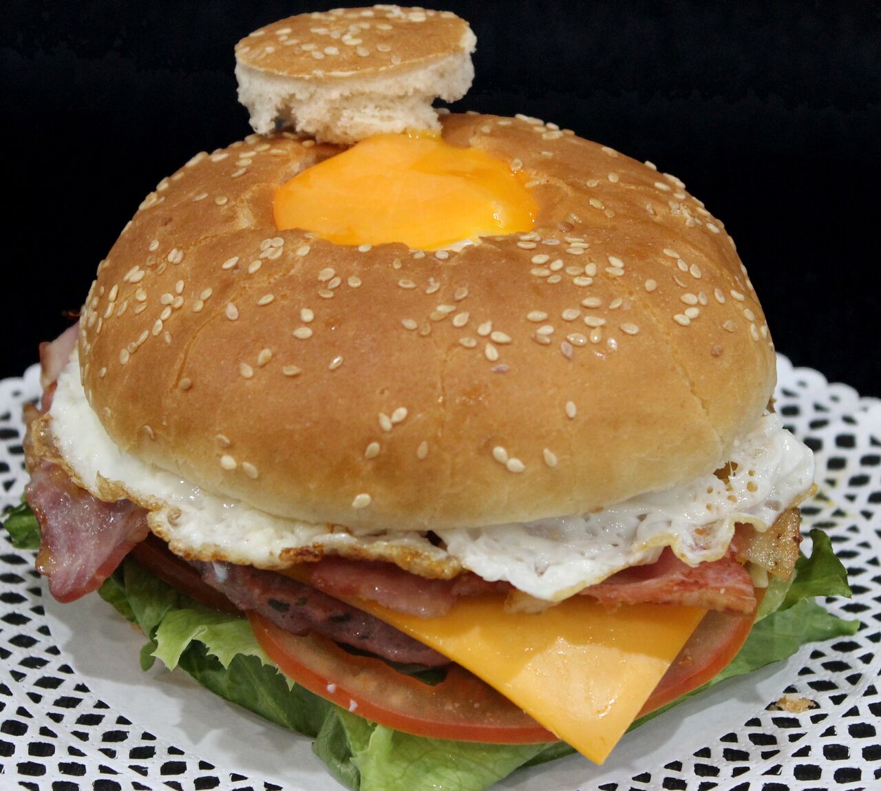 Hamburguesa completa con queso, bacon y huevo