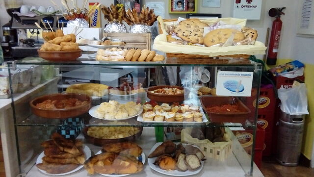 Los jueves toca mercadillo, nuestra vitrina se llena de productos sabrosos. 