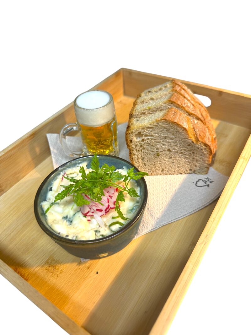 Pivní sýr, pivo, chléb