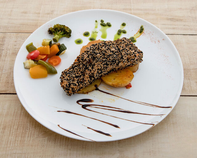 Lomo de salmón en costra de sésamo