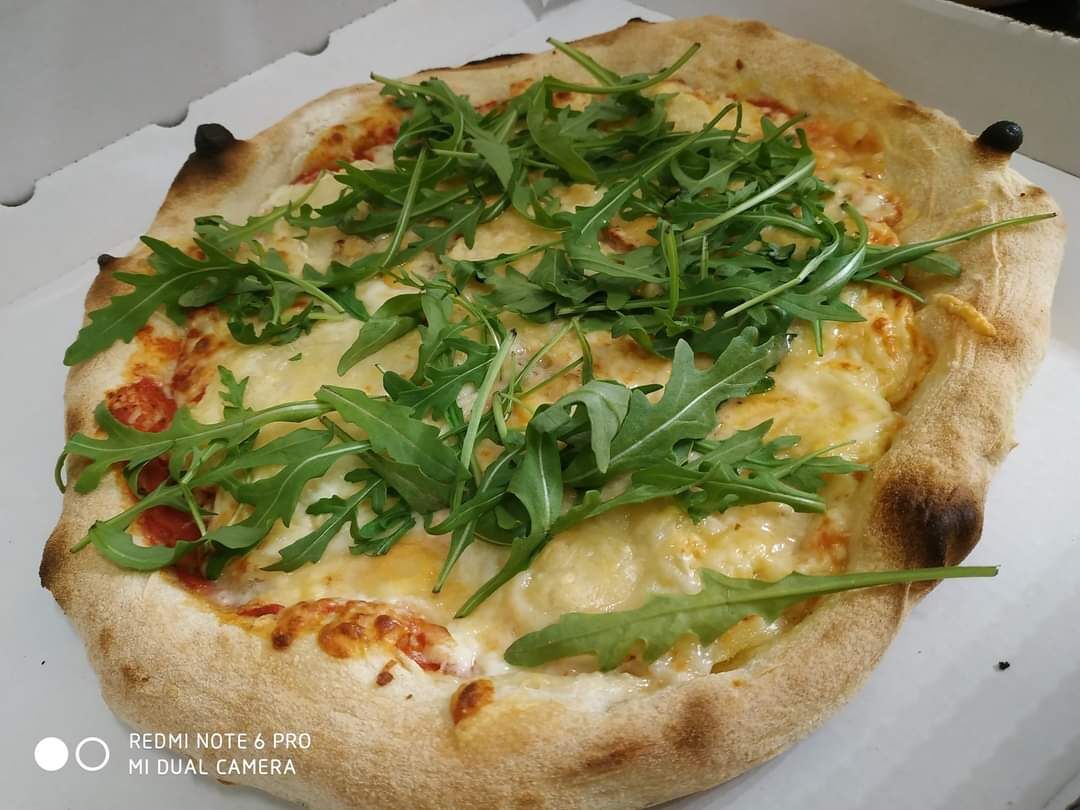 4 fromages 11€sauce tomate / mozzarella / chèvre / gorgonzola / emmental / roquette 