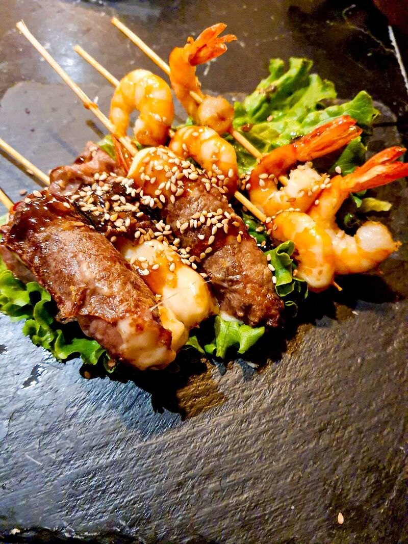 Brochettes :2 Brochettes bœuf au fromage, 2 brochettes de poulet pané, 2 brochettes aux crevettes + riz vinaigré. 