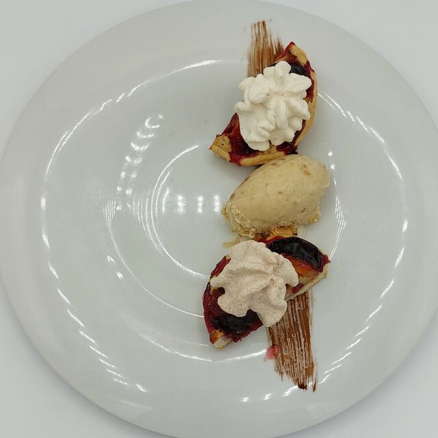 Tarte aux prunes, espuma cannelle et crème glacée au spéculos