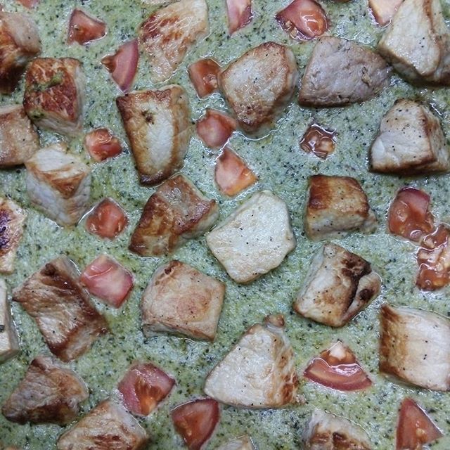 spezzatino di maiale su crema di asparagi e pomodorini