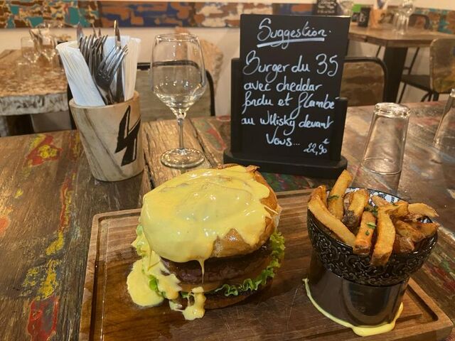 Burger cheddar fondu et flambé au whisky 