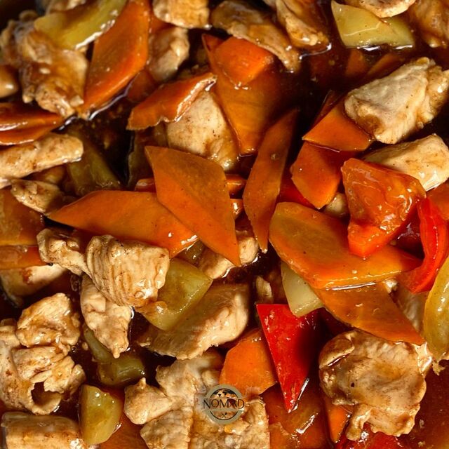 Încearcă puiul cu ardei gras și sos de stridii pentru o zi ce se anunță călduroasă! 🤍🥢