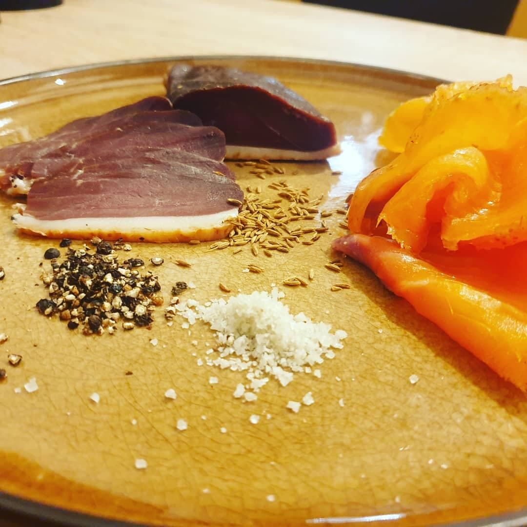 Magret fumé maison et saumon fumé par nos soins, des mets délicieux surtout pour Noël ! :)