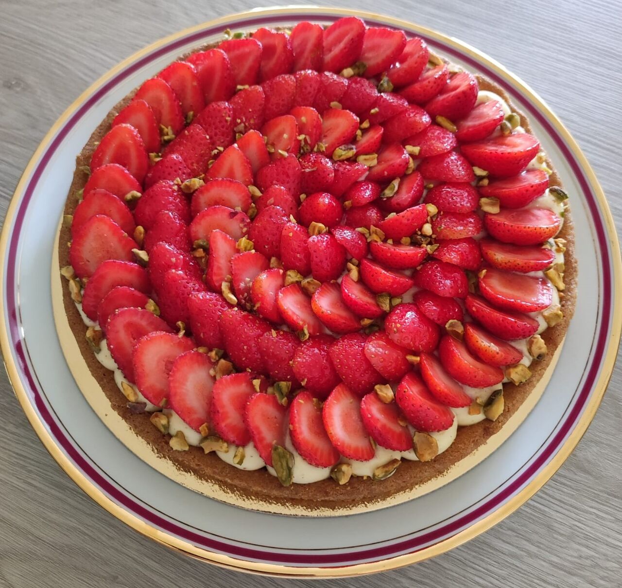 Tarte aux fraises - pistache (crème diplomate à la pistache et éclats de pistaches torréfiées)