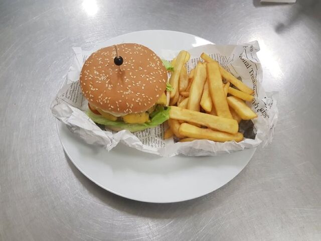 Cheeseburger z ANGUSE, pasta z červených paprik, zelenina, opečená slanina, hranolky