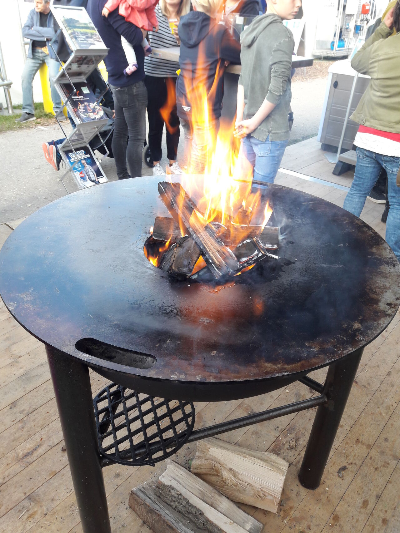 Feuertisch wird vorbereitet...