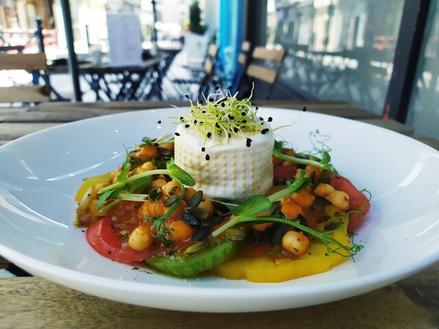 Tomates d'antan, Burrata fumée, Salsa de pois chiches