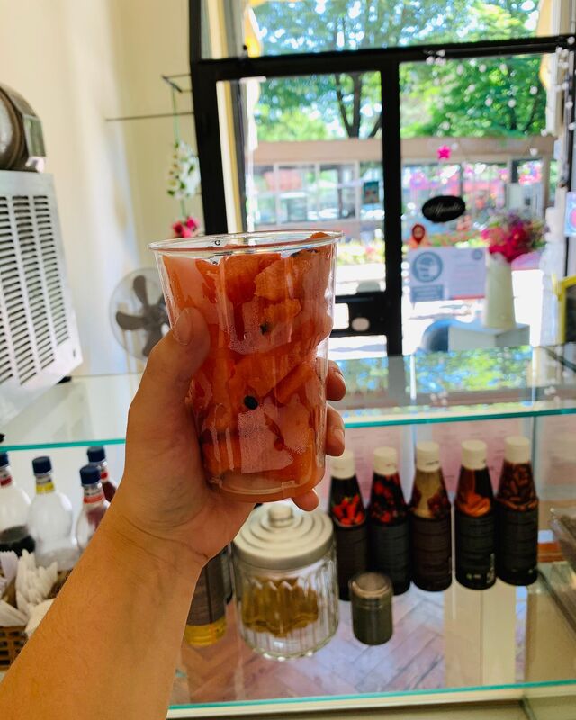 Durante tutto il periodo estivo, la Yogurteria Minivoglie vi delizia con la nostra anguria da passeggio!