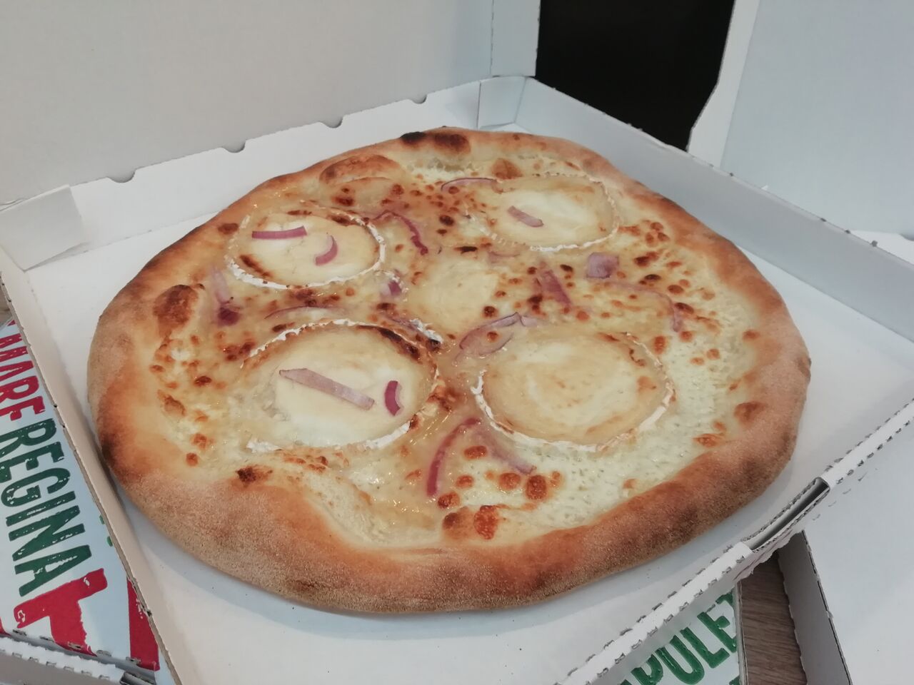 chèvre miel : base crème, mozza, bûche de chèvre, oignons rouges, miel .......le croquant des oignons, la douceur du miel !!!!