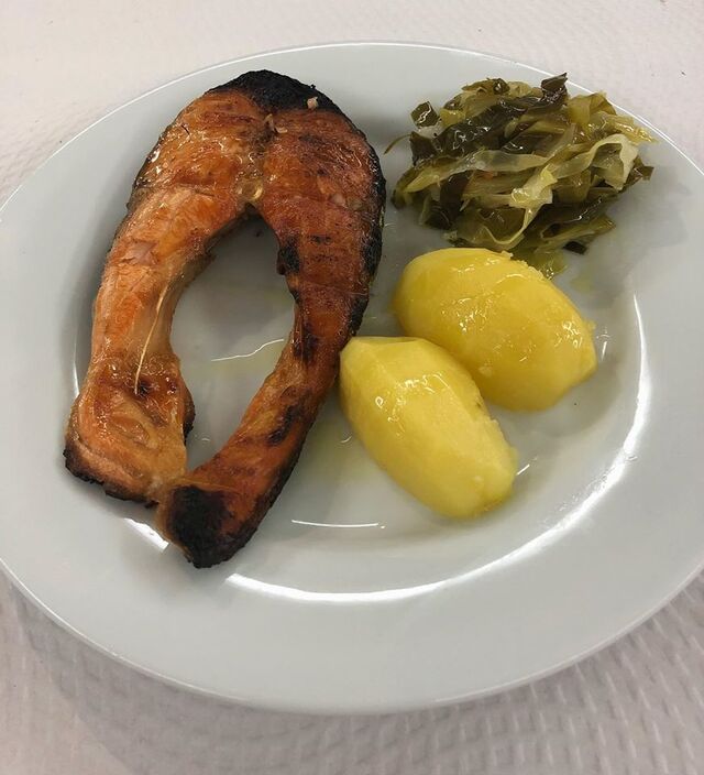 Salmão grelhado na brasa com batata cozida e legumes salteados