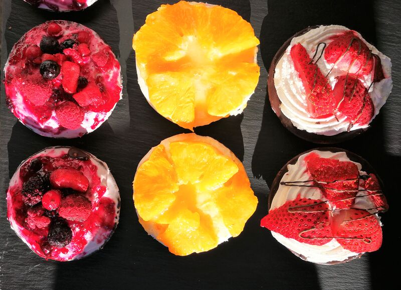 Caprichos de Frutas.
Base de pasta brisa bañada en chocolate con Nata y Fruta de temporada natural.