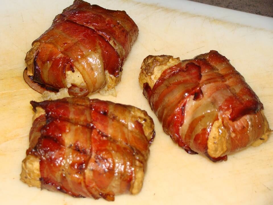 BBQ-Maultaschen mit Käse gefüllt im Speckmantel