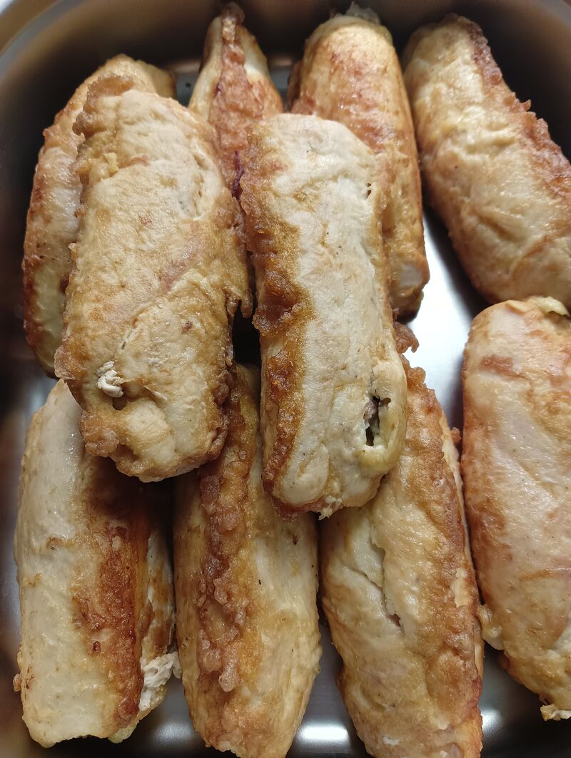 Roladki drobiowe z serem , pieczarkami i pomidorem