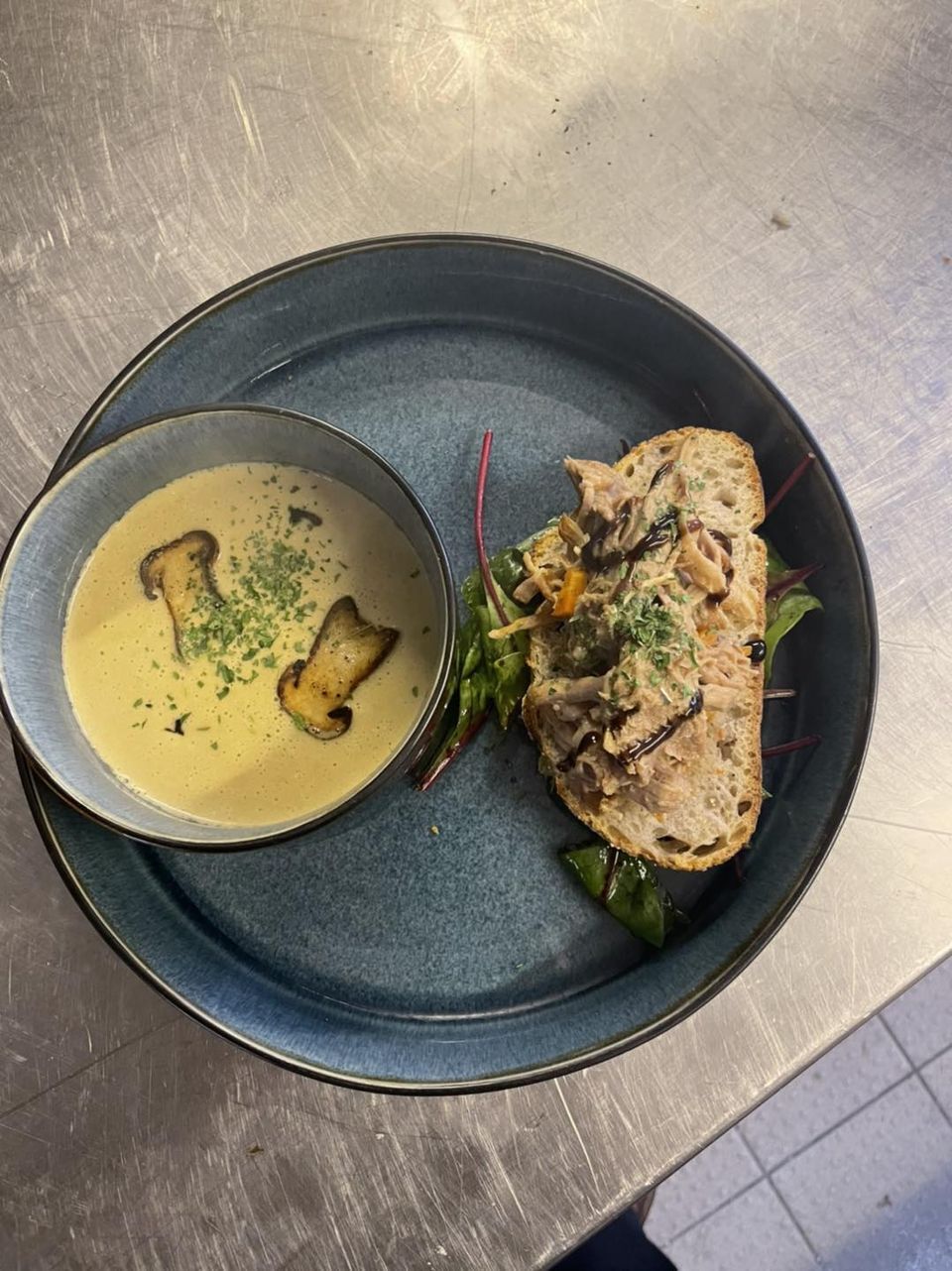 Velouté de cèpes, effiloché de porc et jus de viande réduit.