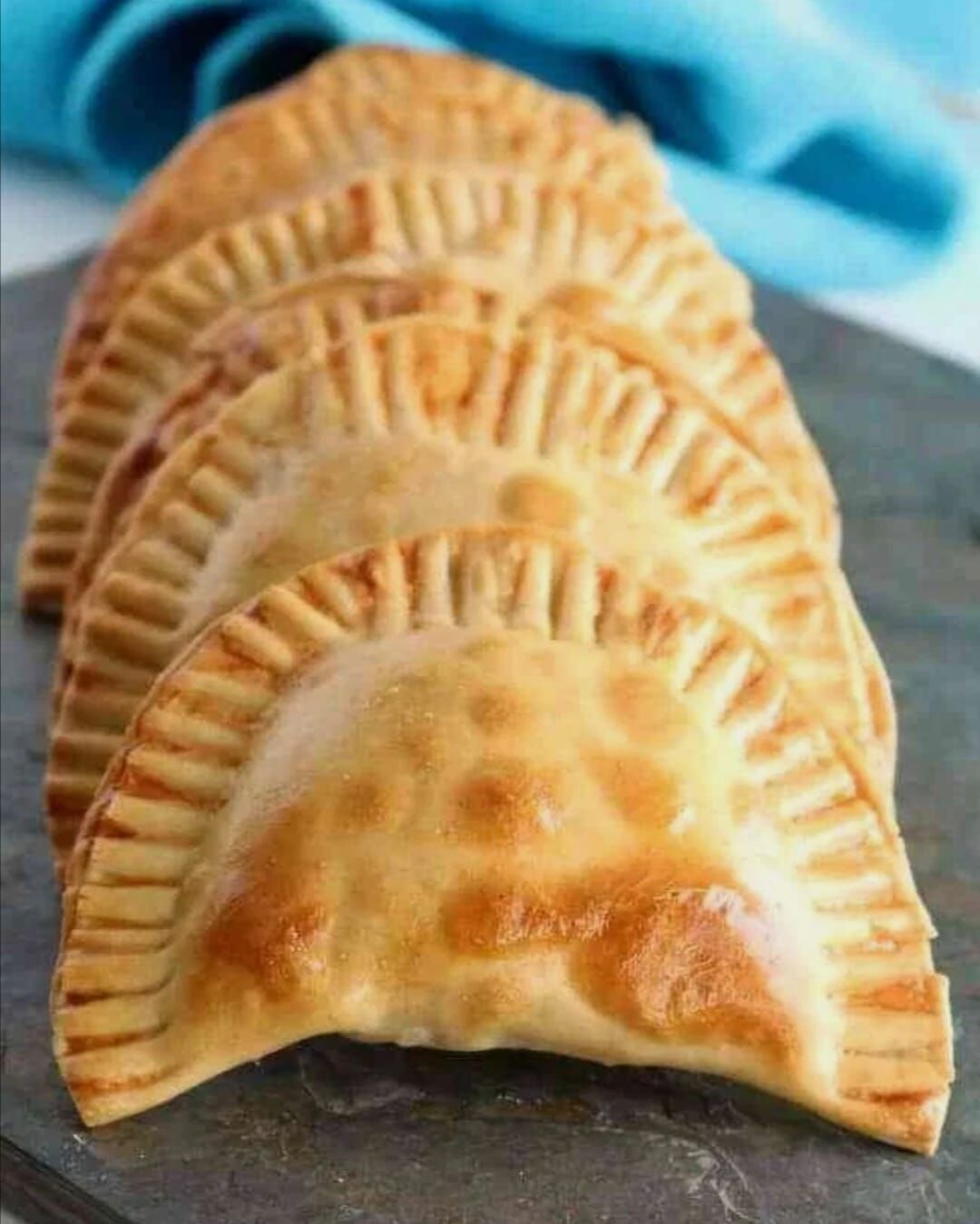 otra Variedad de EMPANADAS, hechas con hojaldre rellenas de queso, piña, jamón, o tomate, queso y orégano.