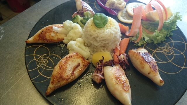 Gegrillte Babay-Calamari mit Butterreis ( Freitags und Samstags)