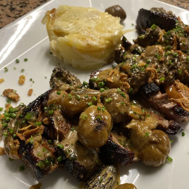 Magret de canard, jus réduit aux morilles et marrons, gratin dauphinois