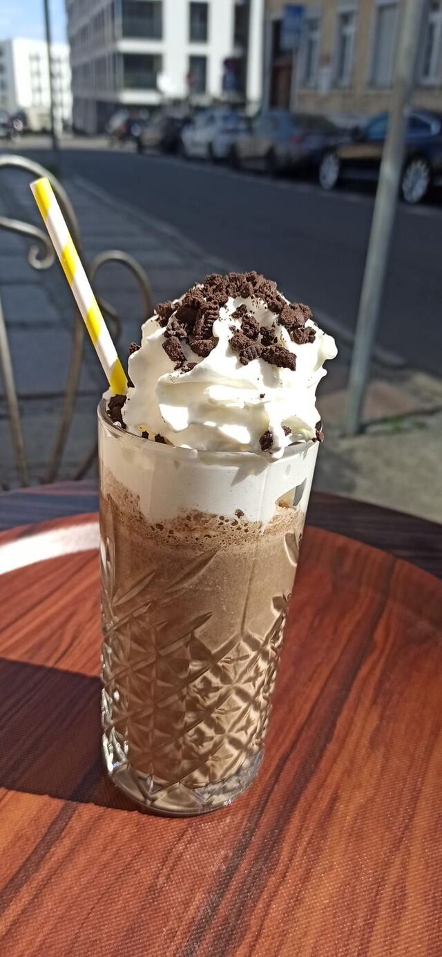 kawa na zimno z ciasteczkami OREO, sosem czekoladowym, bitą śmietaną i posypką OREO.