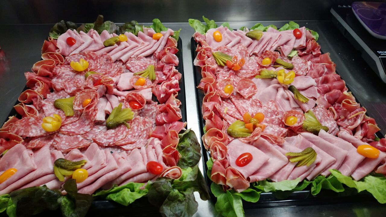 Plateaux de charcuteries (buffet froid) : par pers
Jambon blanc 2 tranches
Jambon cru 2 tranches
Rosette de Lyon 3 tranches