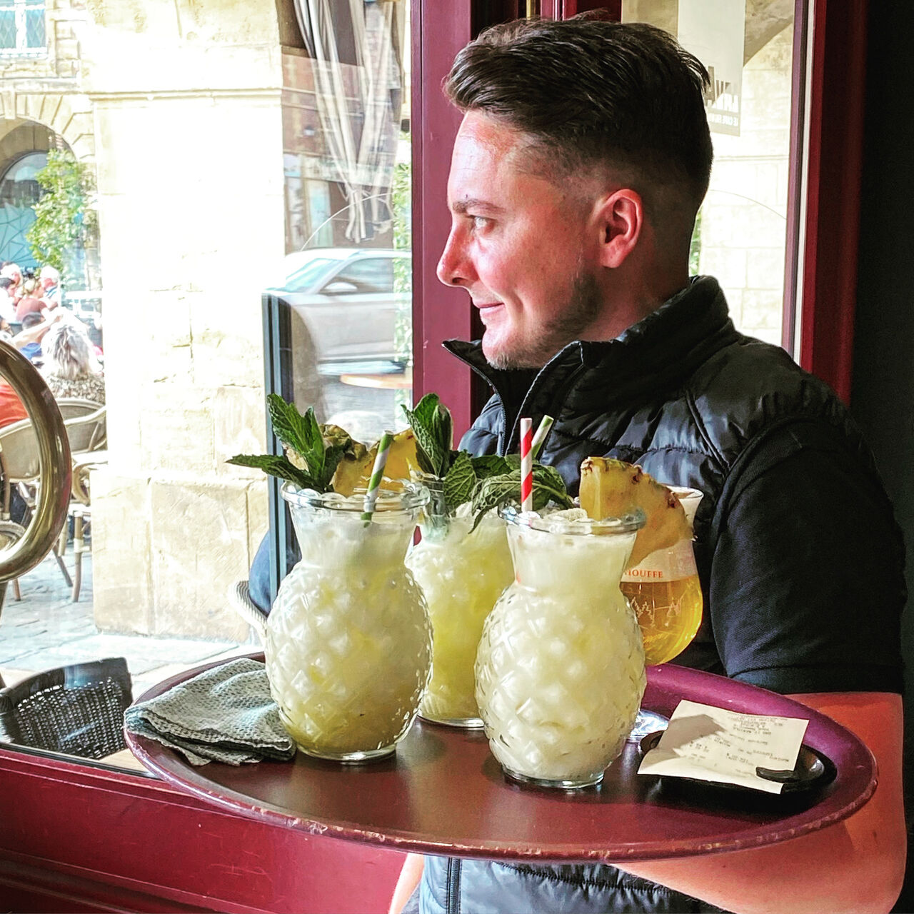 Pina Colada :
Rhum Blanc Cubain, Liqueur Coco, Lait de Coco, Jus Ananas.