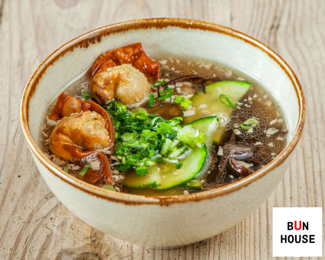 Zupa ramen won ton ze smażonymi pierożkami wieprzowymi, grzybami enoki, grzybami mun i noodlami