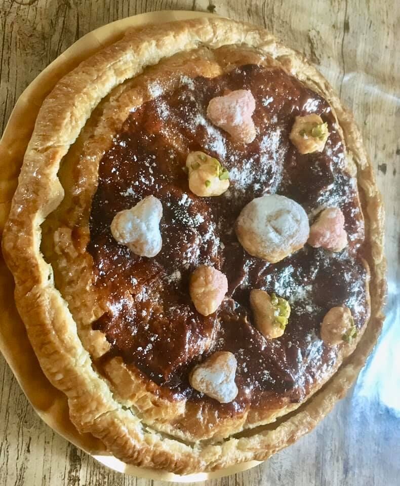 EPIPHANIE : galette originale composée d'une frangipane à la framboise et d'une frangipane à la pistache 