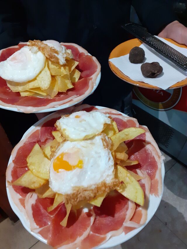 Huevos con Jamón D.O. Teruel, con patatitas crujientes y pan de Cedrillas.