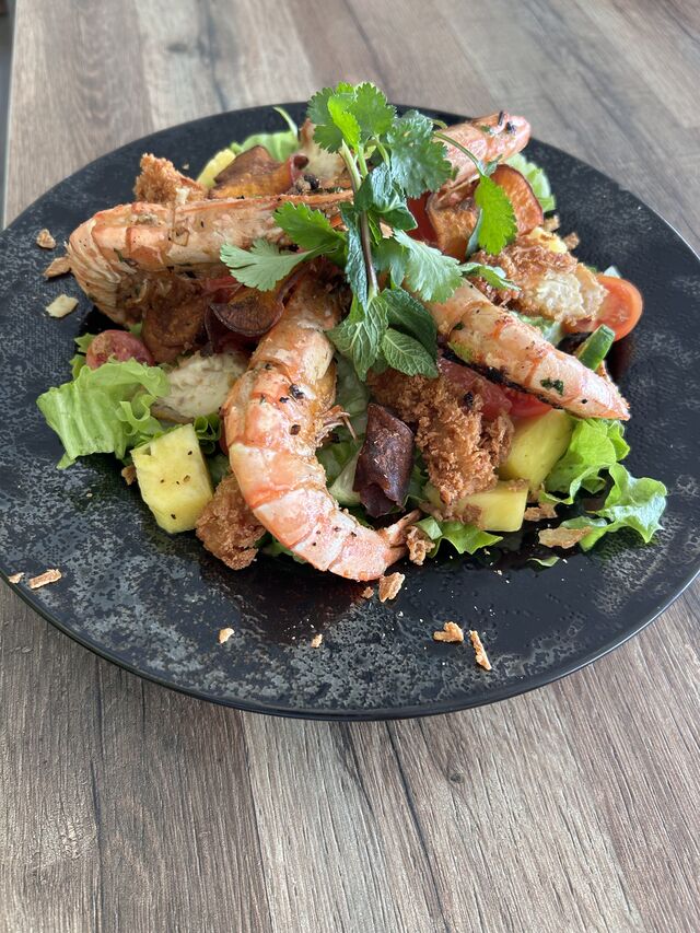 Salade de Gambas grillé avec Poulet Croustillant