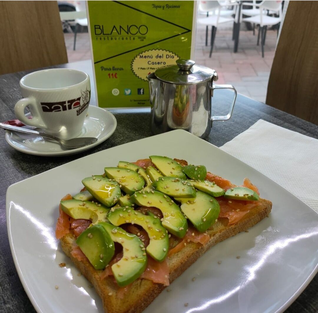 Tostada con salmón aguacate y sésamo