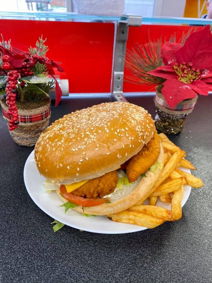 CHICKEN PIQUANT OU NATURE
3 tenders P ou N, 2 cheddars, sauce au choix, salade, tomate, oignon