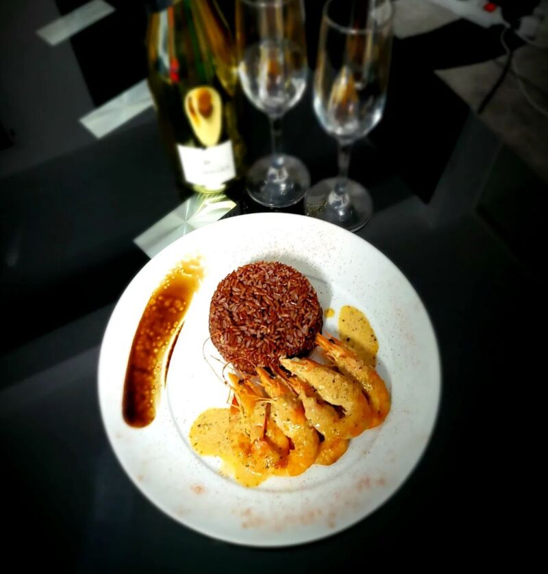 Pour la st Valentin la maison propose des Gambas sautés à la marinade thaï accompagné de son riz rouge.