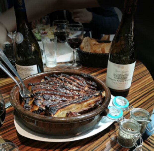 Notre spécialité, la côte de bœuf rôtie au feu de bois