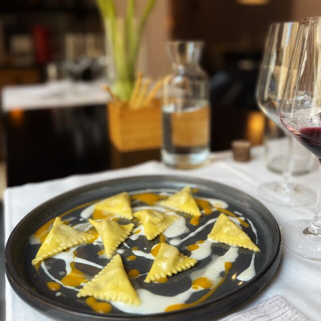 Ravioli di faraona ,zola e albicocche 