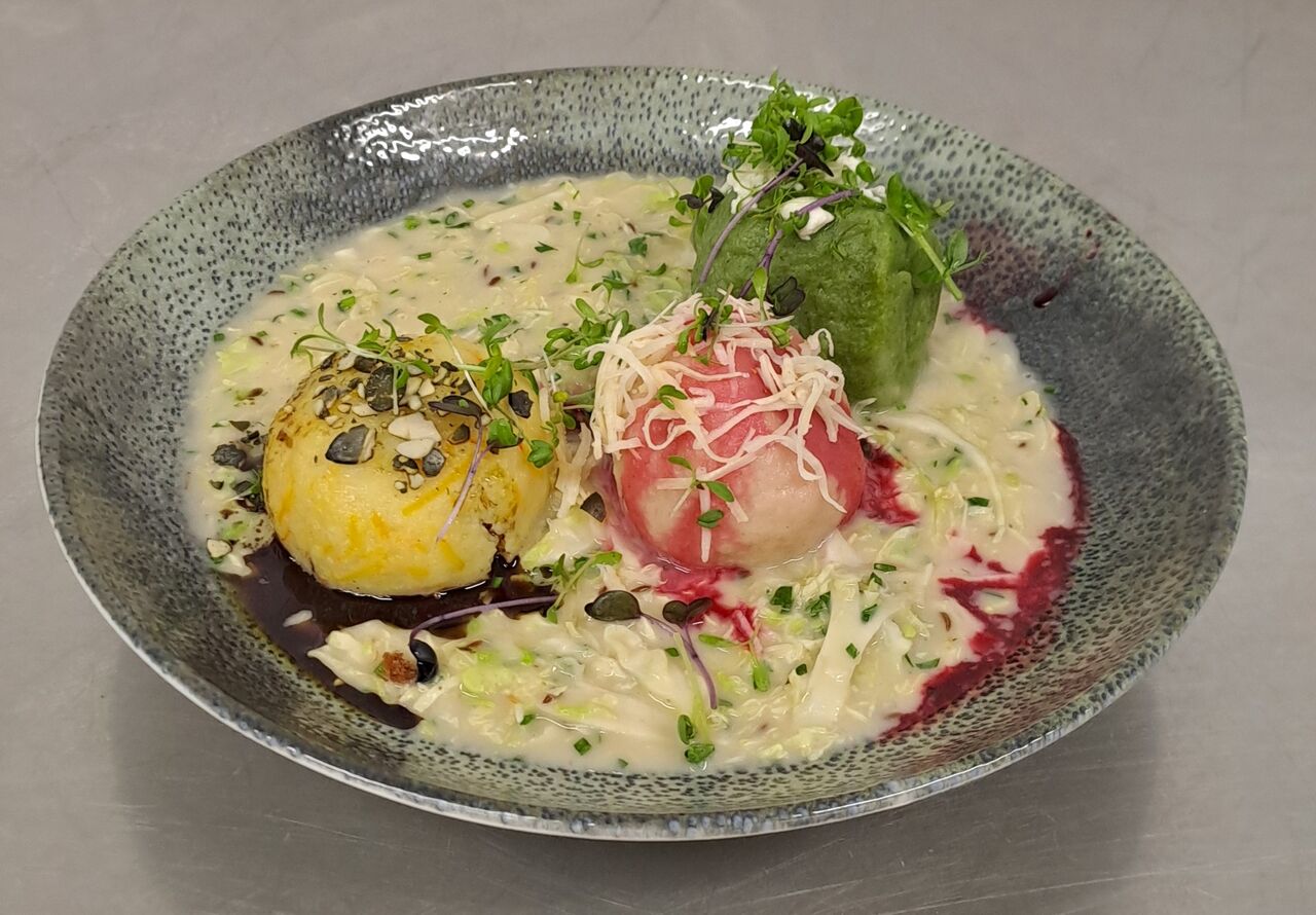 Knödel Trioligie - Spinat-Schafkäse / Kürbis-Frischkäse / Rauner-Kren auf Rahmwirsing