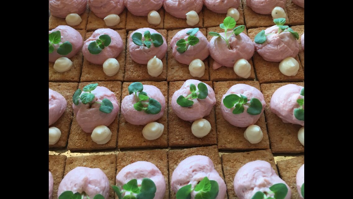 Receptiehapje/Krokante toast met breydelhammousse en mosterdmayonaise