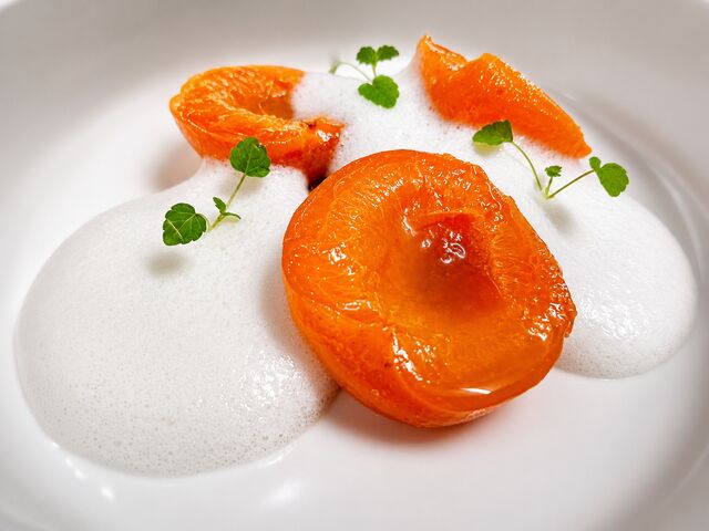 Abricots confits et espuma de champagne 