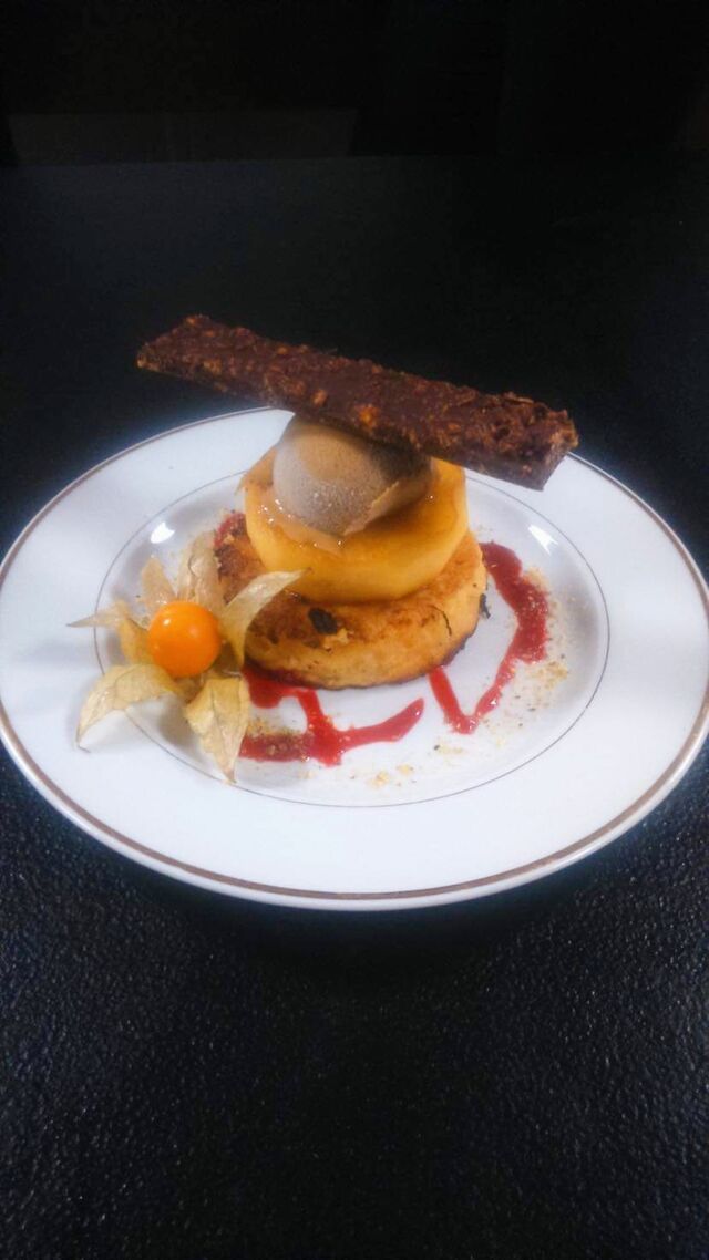 Brioche façon pain perdu, pomme rôti au calvados et sorbet au réglisse 