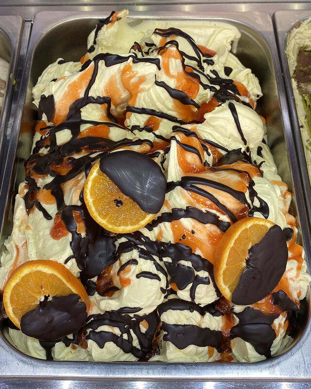 Vanilleeis verfeinert mit Pfirsich-Orange und Zartbitterkuverture