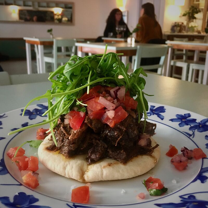 PITA CASERA DE ENTRAÑA asada a baja temperatura con pico de gallo y rúcula salvaje
