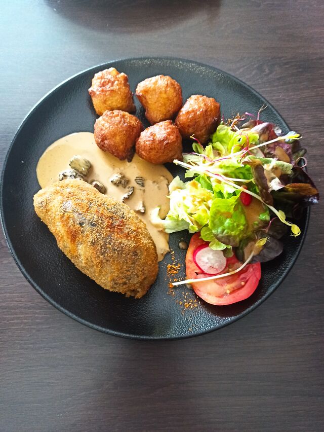 Spécialité du chef :
Pied de porc en crépinette sauce morille
et pommes dauphine maison