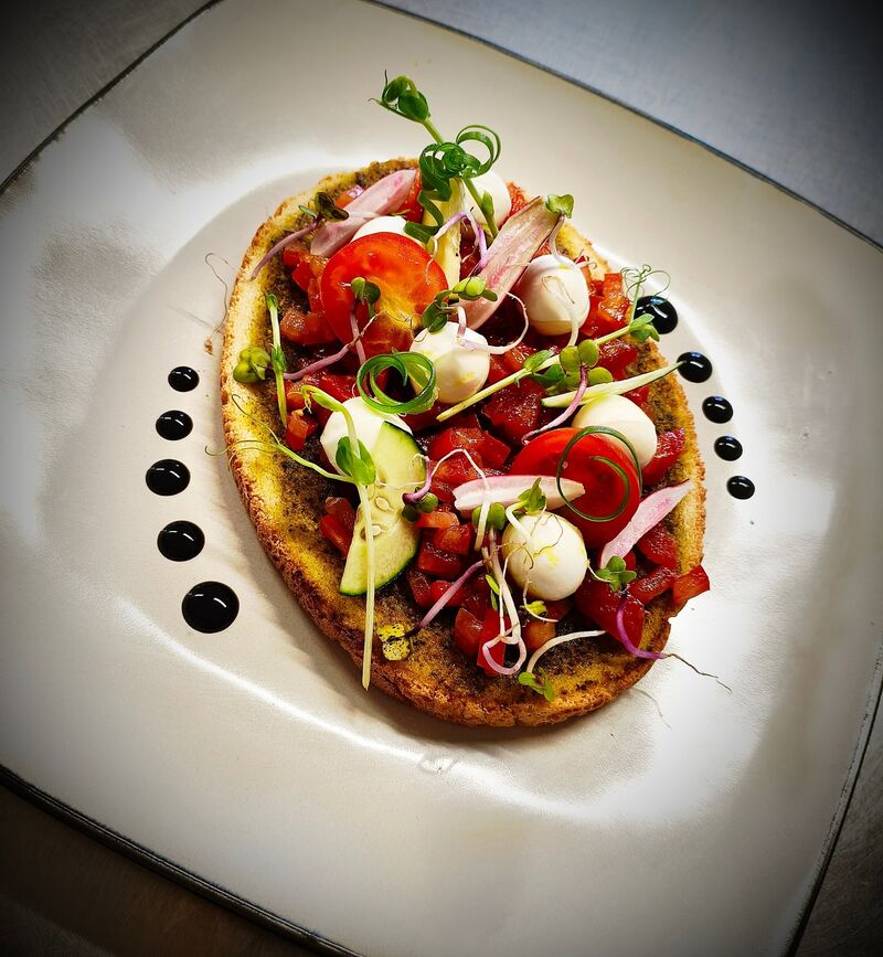 Bruschetta au pesto, tartare de tomates et billes de mozzarella