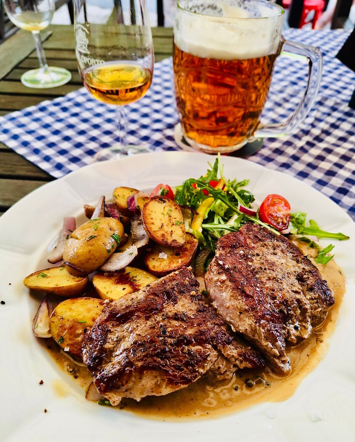 Grilovaná pluma Iberico s restovanými grenaile brambůrky a pepřovou omáčkou