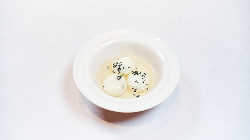 Kulki z mąki ryżowej z czarnym sezamem