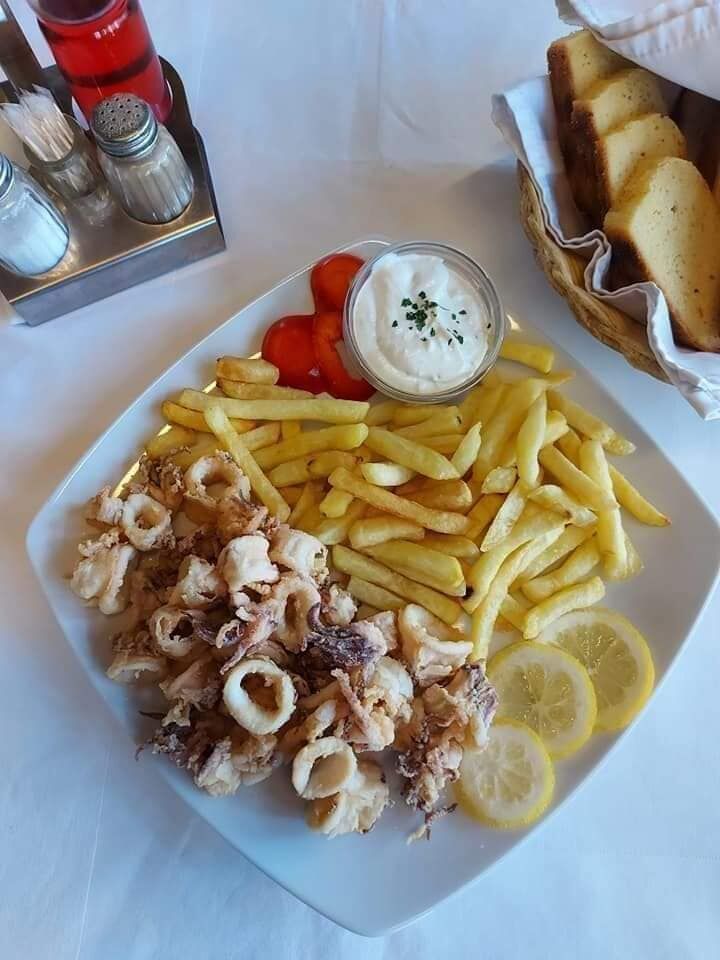 Pržene lignje, pommes frites, tartar