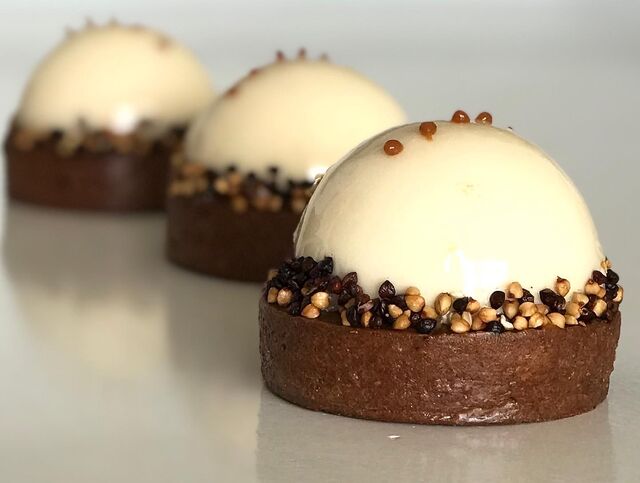 Pâte sucrée, pommes flambées au pommeau, caramel au beurre salé, bavarois sarrasin, sarrasin soufflé