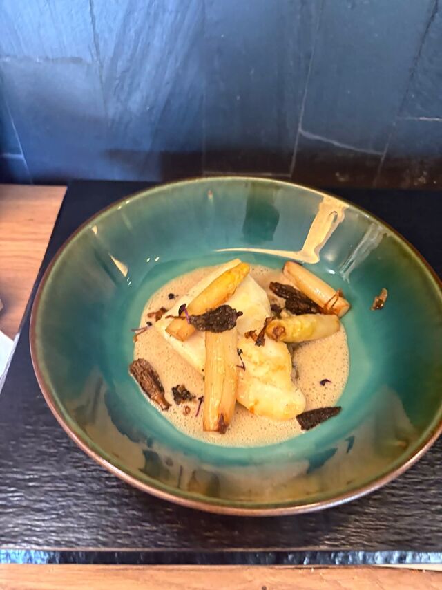 Turbot rôti, asperges de la Grange le Mercier et morilles, émulsion thé rooibos 